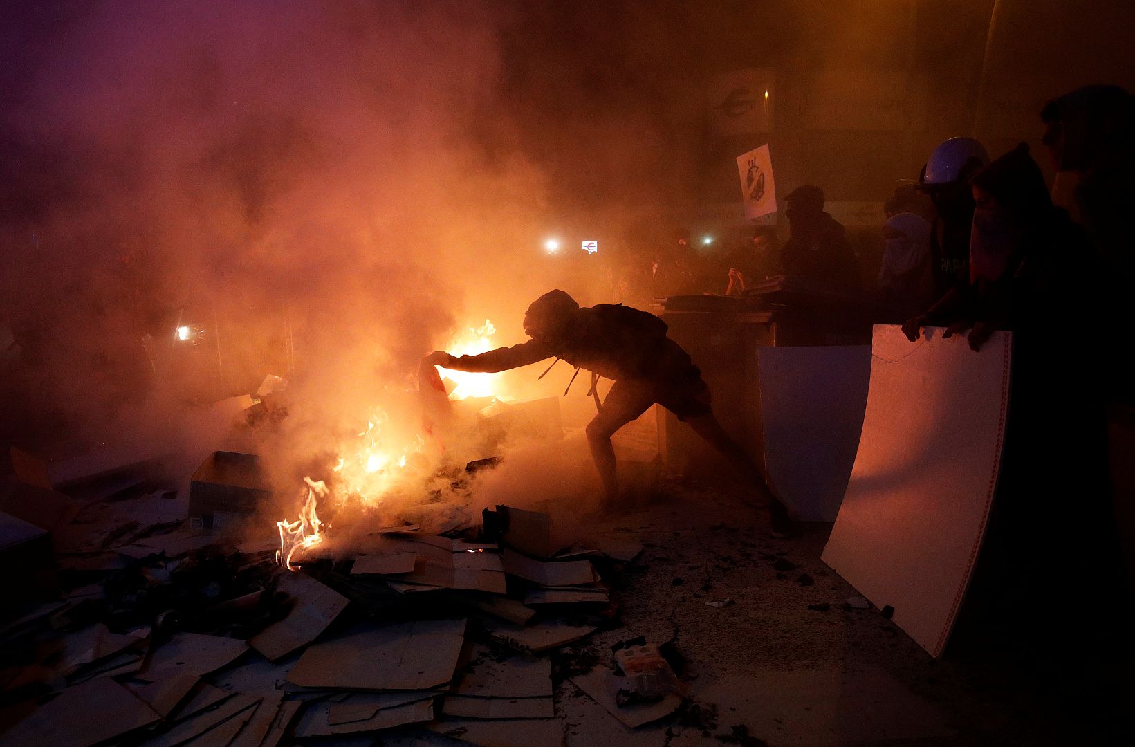 Un manifestante separatista incendia un objeto durante la protesta en Barcelona, España, el 15 de octubre de 2019.