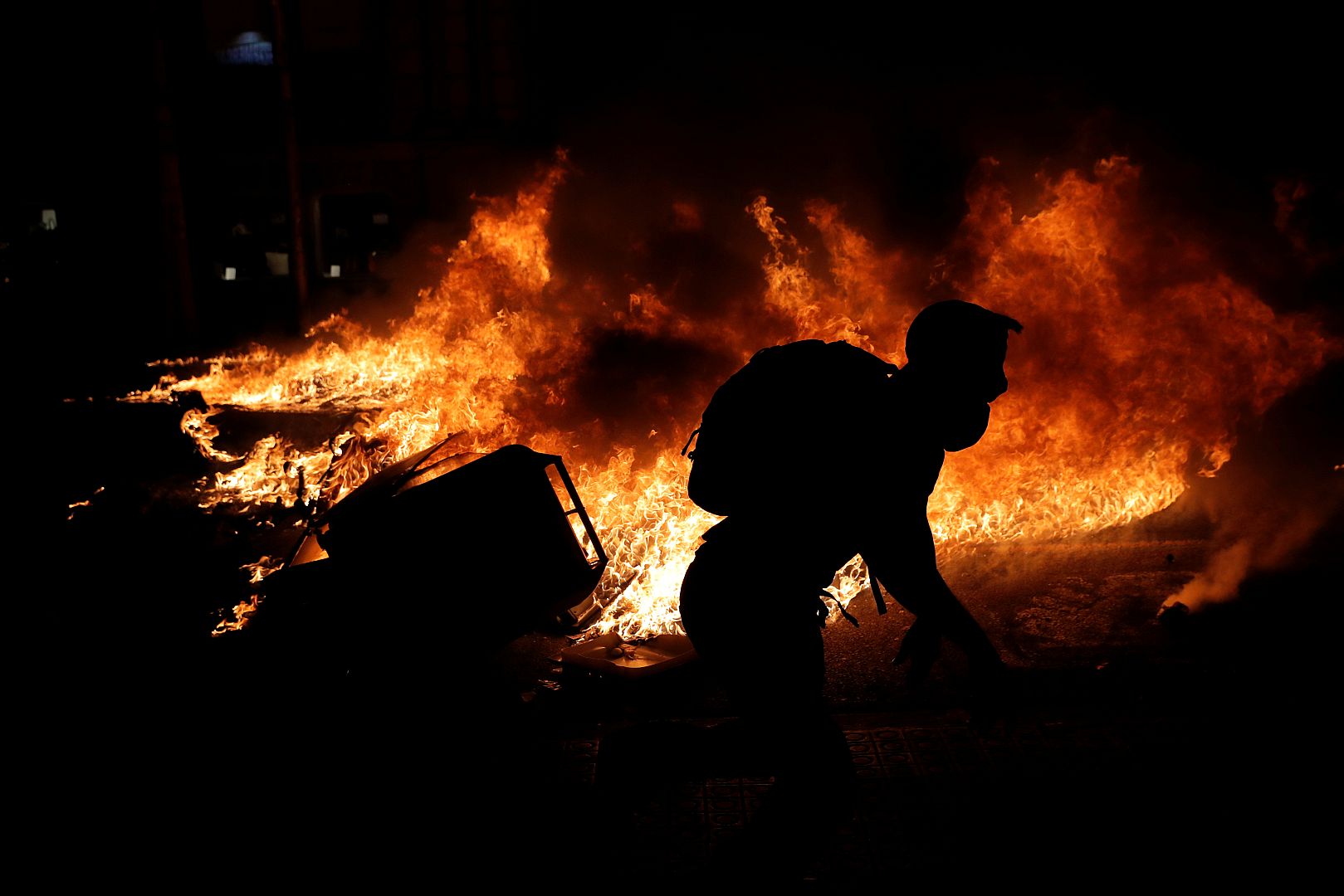 Un manifestante separatista frente a un incendio durante una protesta en Barcelona, España, el 15 de octubre de 2019.