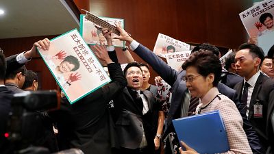 Abucheos y protestas obligan a Carrie Lam a suspender su discurso anual
