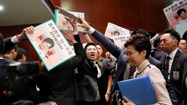 Revuelta en el Parlamento de Hong Kong: impiden hablar a la jefa de Gobierno Revuelta en el Parlamento de Hong Kong: impiden hablar a la jefa de Gobierno