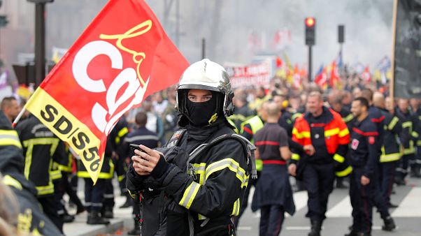 Tűzoltók csaptak össze rendőrökkel Párizsban Tűzoltók csaptak össze rendőrökkel Párizsban