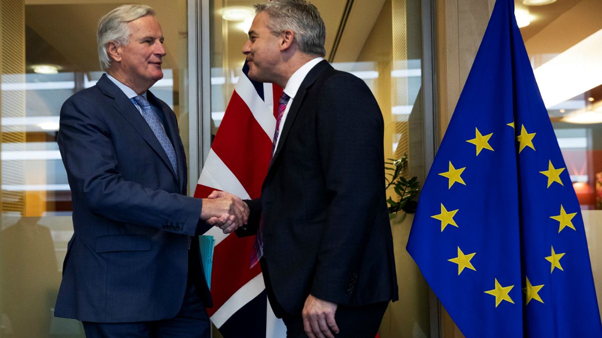 ستيفن باركلي الوزير البريطاني المكلف بملف بريكست يصافح كبير المفاوضين في الاتحاد الأوروبي ميشيل بارنييه