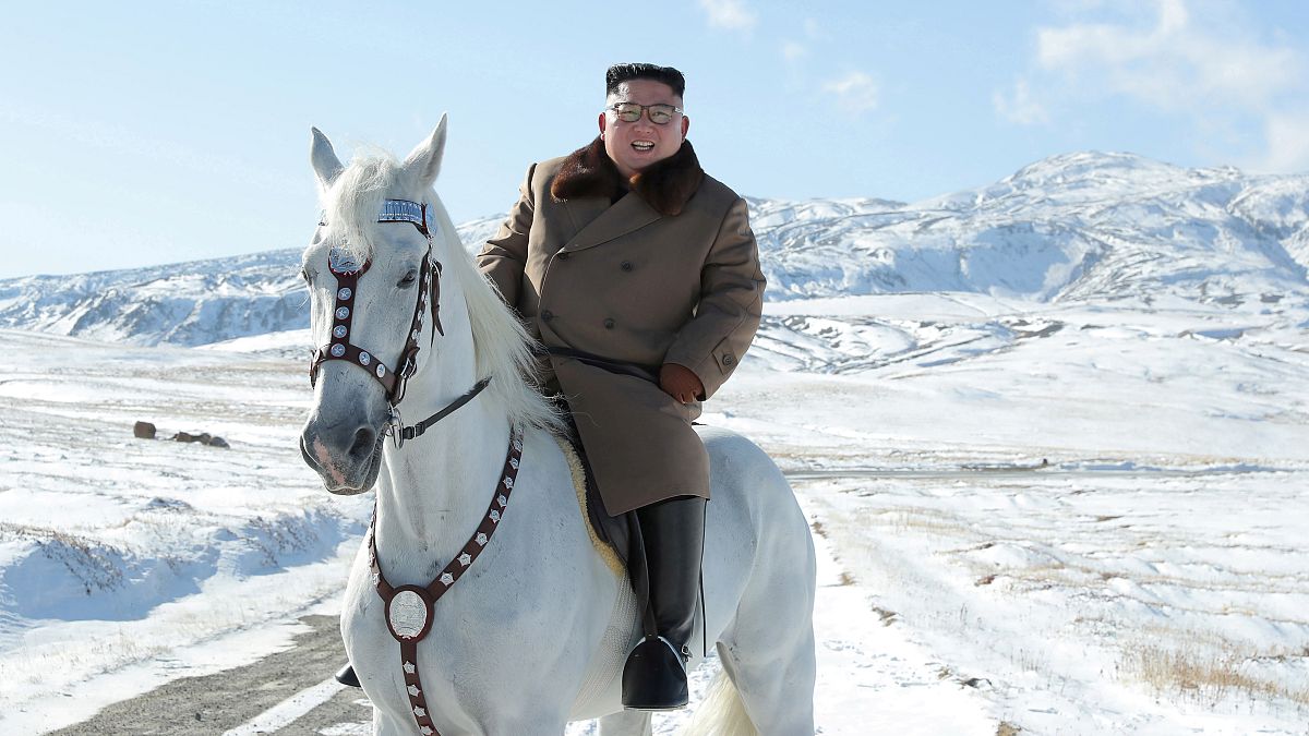 Fehér lovon, a hóban bizonyította rátermettségét Kim Dzsongun