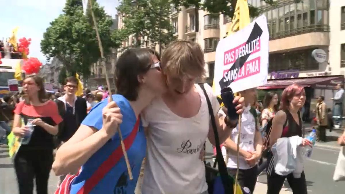 Francia: sì alla PMA per tutte, comprese single e coppie lesbiche