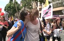 Francia: sì alla PMA per tutte, comprese single e coppie lesbiche