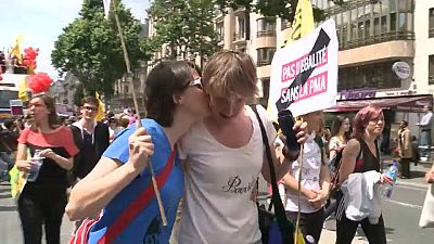 Francia: sì alla PMA per tutte, comprese single e coppie lesbiche