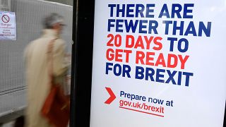 Campanha oficial do governo britânico numa paragem de autocarro em Londres