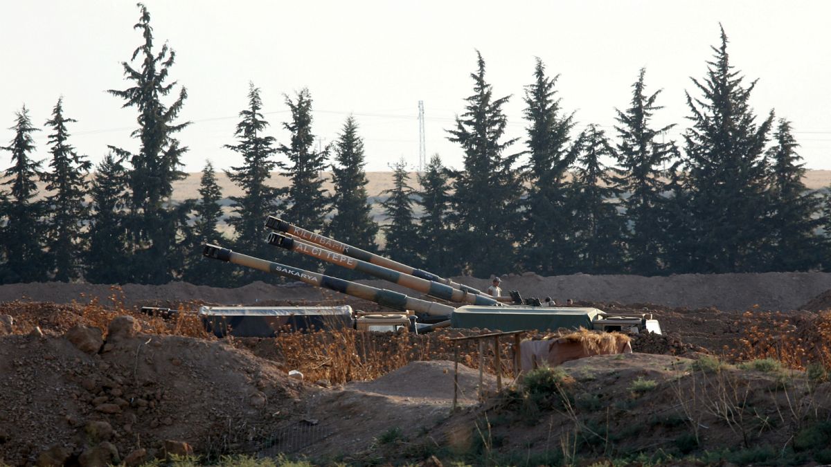 مدافع "هاوتزر" التركية المتمركزة عند الحدود تقصف مواقع كردية في شمال سوريا