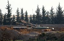 مدافع "هاوتزر" التركية المتمركزة عند الحدود تقصف مواقع كردية في شمال سوريا