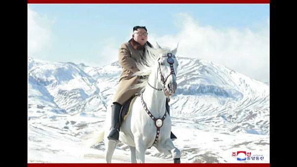 Wichtige Entscheidung? Nordkoreas Kim Jong Un reitet zum Berg Paektu Wichtige Entscheidung? Nordkoreas Kim Jong Un reitet zum Berg Paektu