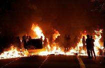 FOTO: Barcellona arde di rabbia, notte di fuoco in Catalogna