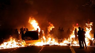 FOTO: Barcellona arde di rabbia, notte di fuoco in Catalogna