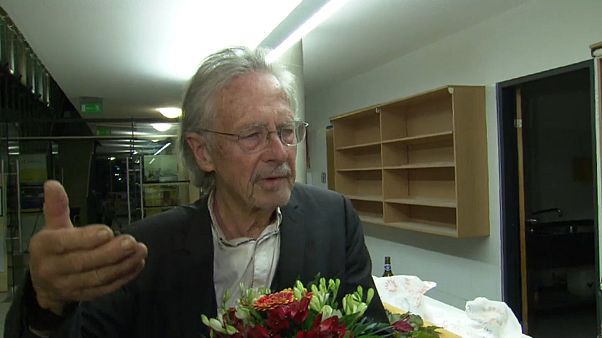 Handke über Frage zu Stanišić-Kritik: "Verschwinden Sie sofort, bitte!" Handke über Frage zu Stanišić-Kritik: "Verschwinden Sie sofort, bitte!"