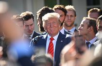 ترامب يغرد ساخراً "اعزلوا الرئيس".. وأميركيون يوافقونه القول 