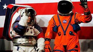 NASA yeni uzay kıyafetlerini tanıttı