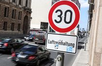 Levegőminőség-ellenőrzést hirdető tábla a berlini Leipziger utcán 2019. július 23-án.