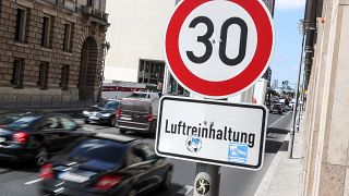 Levegőminőség-ellenőrzést hirdető tábla a berlini Leipziger utcán 2019. július 23-án.