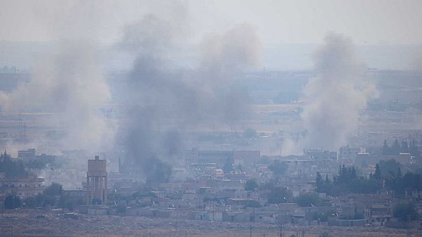 Des colonnes de fumée s'élevant de la ville syrienne de Ras al-Aïn, le 17 octobre 2019 Des colonnes de fumée s'élevant de la ville syrienne de Ras al-Aïn, le 17 octobre 2019