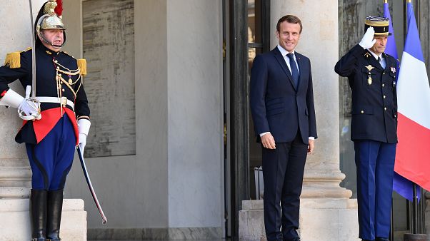Fransa'da başörtüsü tartışmalarına Cumhurbaşkanı Macron da katıldı; iç savaş uyarısı yaptı Fransa'da başörtüsü tartışmalarına Cumhurbaşkanı Macron da katıldı; iç savaş uyarısı yaptı