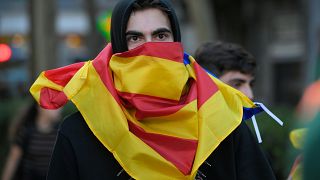 متظاهر في برشلونة يغطي وجهه بعلم مؤيدي الاستقلال "إستلادا" خلال احتجاجات شهدتها مدينة برشلونة. 16/أكتوبر/2019