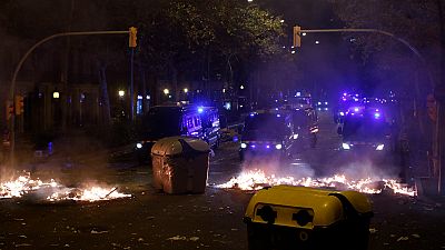 Barcellona: barricate e incendi, scontri tra manifestanti e polizia