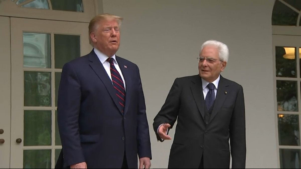 Trump non dà la mano a Mattarella e poi parla di legame millenario tra Usa e Italia
