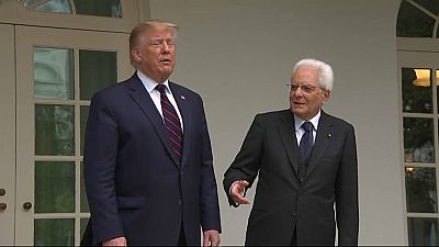 Trump non dà la mano a Mattarella e poi parla di legame millenario tra Usa e Italia