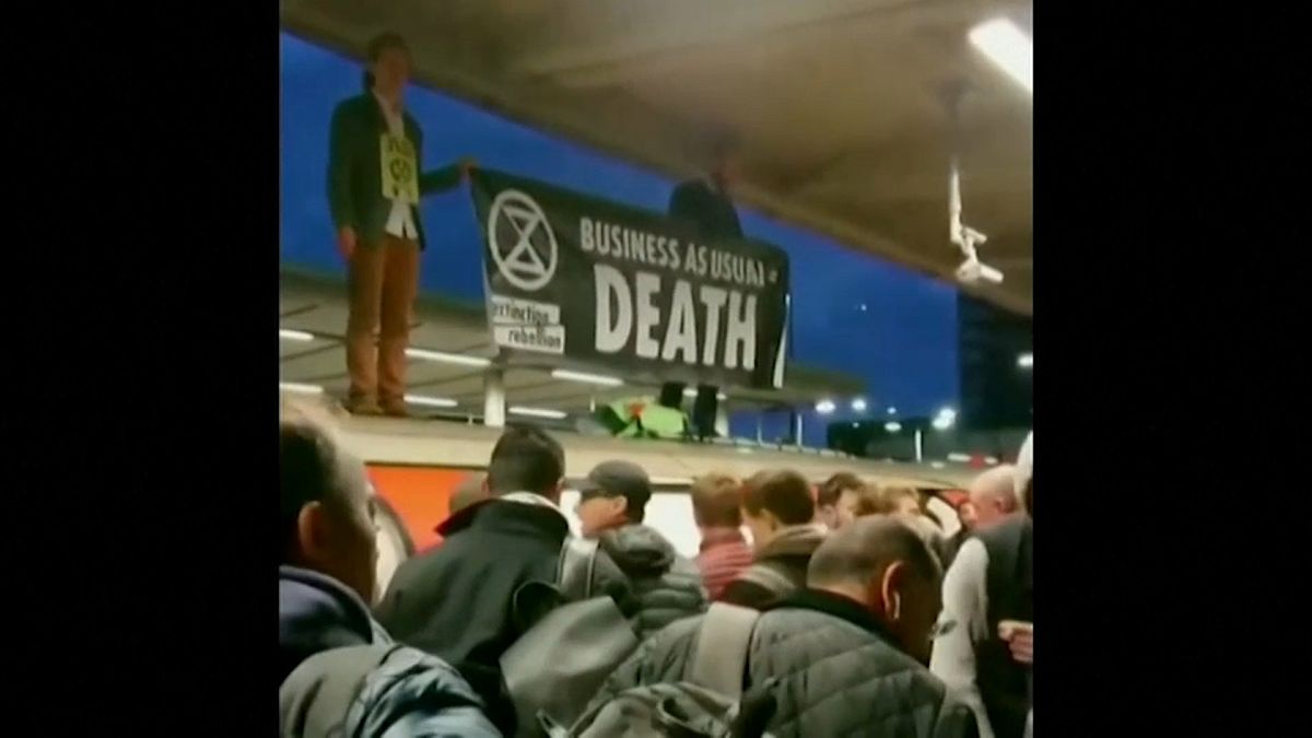 اعتراض مسافران به کنشگران محیط زیست که باعث اختلال در فعالیت متروی لندن شدند