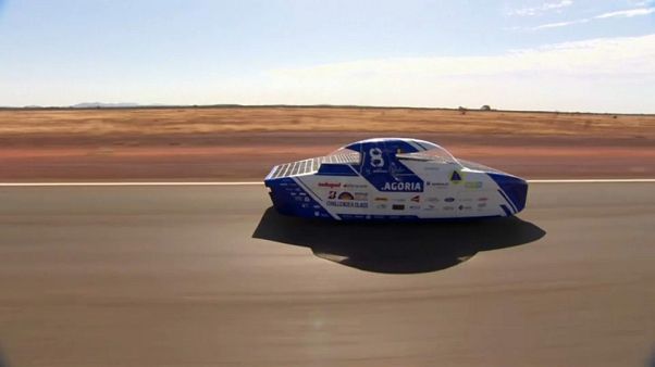 Une voiture belge s'abreuve de soleil australien Une voiture belge s'abreuve de soleil australien