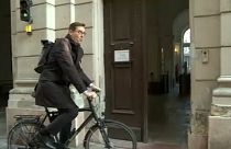 Kerékpárral érkezett Karácsony Gergely a főpolgármesteri hivatalba