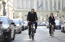 Biciklivel érkezett Karácsony az első munkanapjára mint főpolgármester