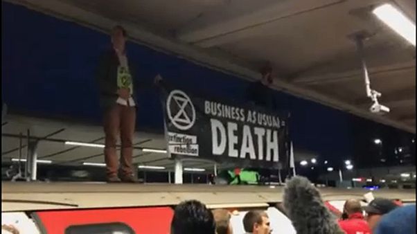 Varios detenidos en una protesta de Extinction Rebellion en el metro de Londres Varios detenidos en una protesta de Extinction Rebellion en el metro de Londres