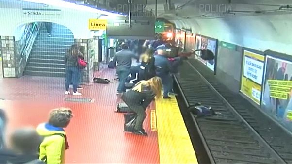 Argentine : sauvetage in extremis d'une femme tombée sur les rails du métro Argentine : sauvetage in extremis d'une femme tombée sur les rails du métro