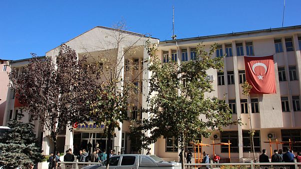 Hakkari Yüksekova'da HDP'li 2 isim "terör suçlaması"ndan tutuklandı Hakkari Yüksekova'da HDP'li 2 isim "terör suçlaması"ndan tutuklandı