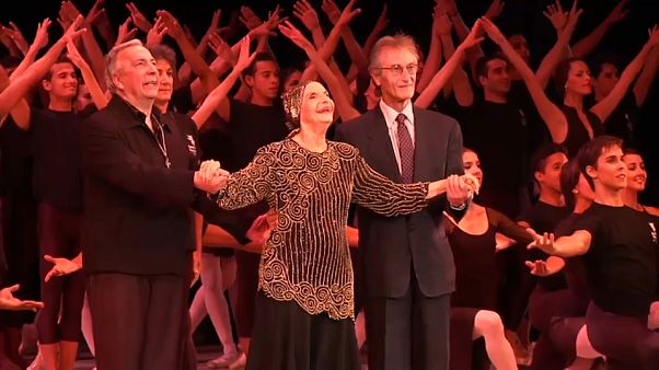 Alicia Alonso en una imagen de archivo junto al tenor español Plácido Domingo Alicia Alonso en una imagen de archivo junto al tenor español Plácido Domingo