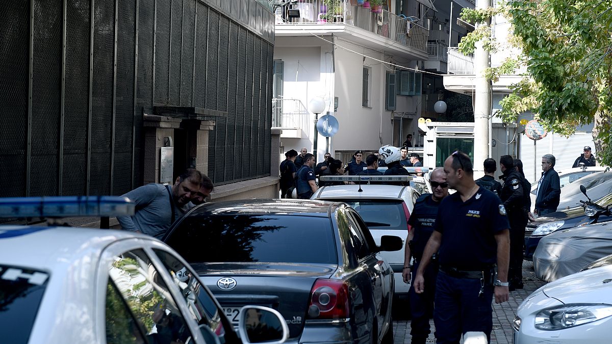 Αστυνομικοί συλλαμβάνουν άτομα που εισήλθαν στον αύλειο χώρο του Τουρκικού Προξενείου στη Θεσσαλονίκη