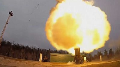 شاهد: الجيش الروسي يطلق صواريخ بالستية في تدريبات عسكرية بحضور بوتين