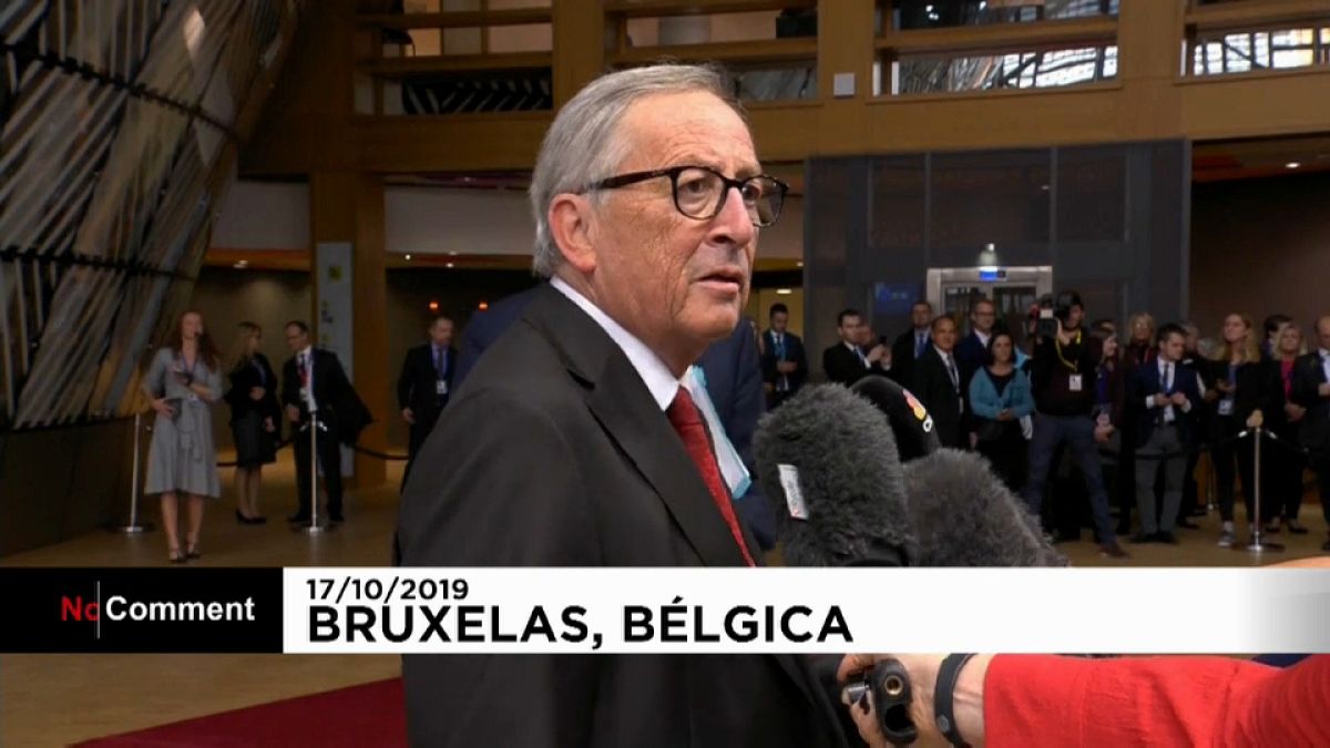 "Estou a falar!", grita Jean-Claude Juncker a um jornalista