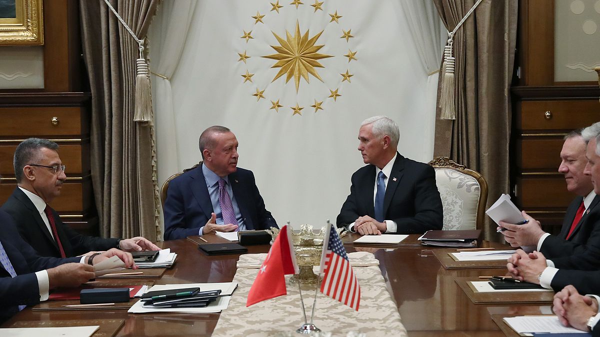 Türkiye Cumhurbaşkanı Recep Tayyip Erdoğan, ABD Başkan Yardımcısı Mike Pence'i kabul etti. Kabulün ardından heyetler arası görüşmeye geçildi. ( Murat Kula - Anadolu Ajansı )