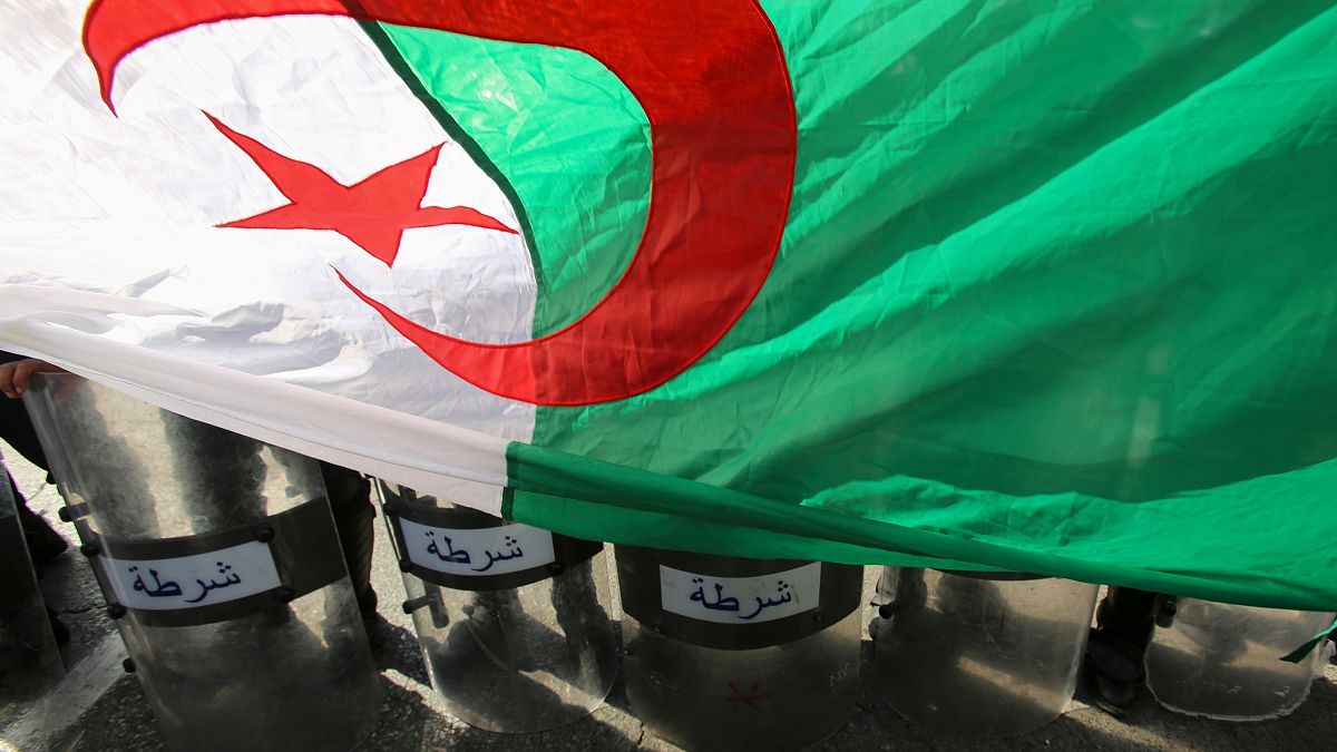 من إحدى التظاهرات في الجزائر ضد "رموز النظام السابق" 
