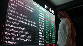 مستثمر سعودي ينظر إلى أسعار الأسهم في سوق المال السعودي تداول.