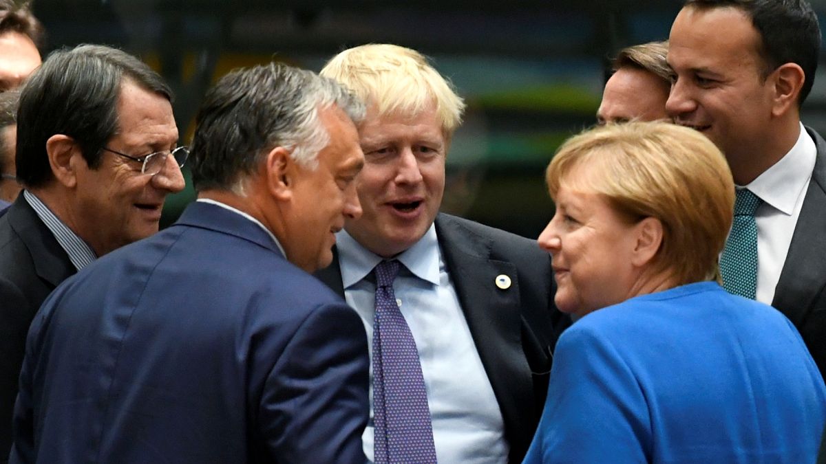 [EZT LÁTTA?] Orbán árnyékként követte Boris Johnsont az EU-csúcson
