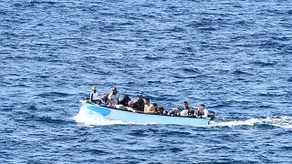 مهاجرون على متن قارب غير بعيد عن جزيرة لمبيدوزا الإيطالية. 2019/10/18.