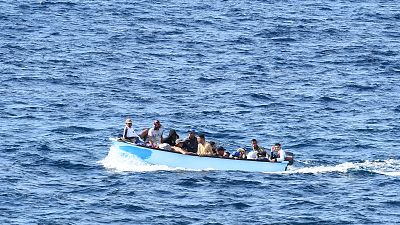 مهاجرون على متن قارب غير بعيد عن جزيرة لمبيدوزا الإيطالية. 2019/10/18.