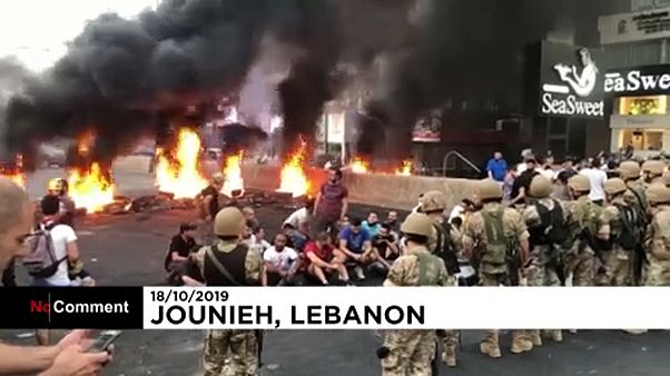 Les Libanais bloquent les rues pour protester contre leur gouvernement Les Libanais bloquent les rues pour protester contre leur gouvernement