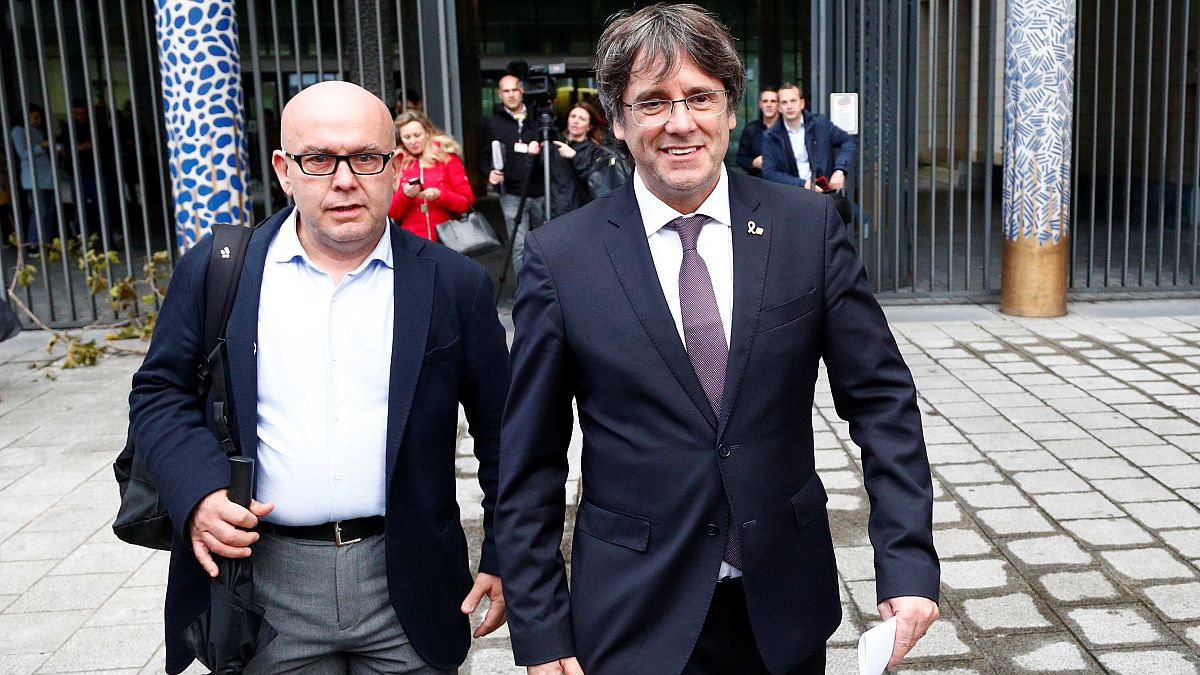 Carles Puigdemont à saída das instalações judiciais belgas onde pasou a noite