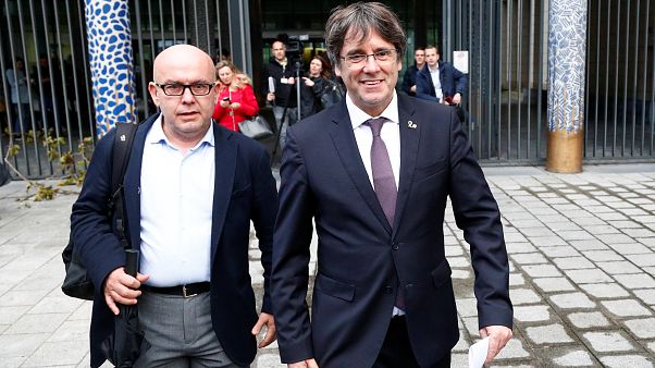 L'ex predidente della Catalogna Puigdemont si consegna ma non si arrende L'ex predidente della Catalogna Puigdemont si consegna ma non si arrende