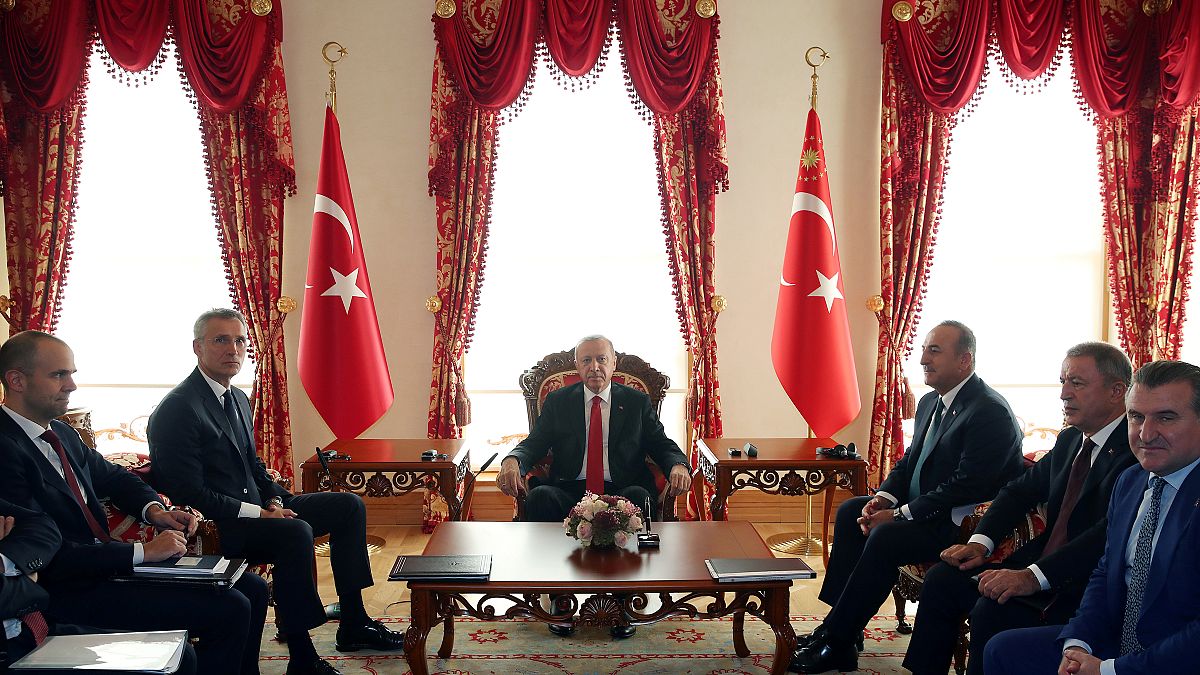 Erdogan török elnök és Jens Stoltenberg NATO-főtitkár tárgyal egymással október 11-én Isztambulban
