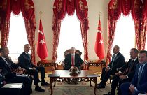 Erdogan török elnök és Jens Stoltenberg NATO-főtitkár tárgyal egymással október 11-én Isztambulban