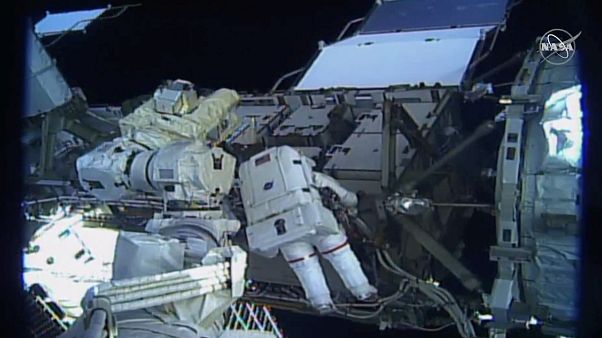 Dos mujeres rompen tabúes con una caminata espacial Dos mujeres rompen tabúes con una caminata espacial